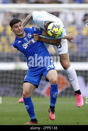 Empoli, Italien. 23. April 2023. Francesco Acerbi (R) von Inter Mailand spielt mit Nicolo Cambiaghi von Empoli während eines Fußballspiels der Serie A zwischen Inter Mailand und Empoli in Empoli, Italien, am 23. April 2023. Kredit: Str/Xinhua/Alamy Live News Stockfoto