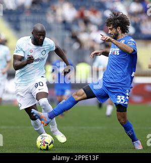 Empoli, Italien. 23. April 2023. Inter Mailands Romelu Lukaku (L) tritt am 23. April 2023 bei einem Fußballspiel der Serie A zwischen Inter Mailand und Empoli in Empolis (Italien) mit Empolis Sebastiano Luperto in Kontakt. Kredit: Str/Xinhua/Alamy Live News Stockfoto