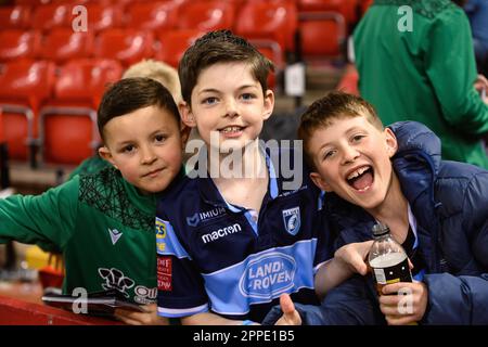 Cardiff, Wales. 22. April 2023 Junge Zuschauer beim Rugbyspiel Ospreys gegen Cardiff Rugby am URC Welsh Shield Judgement Day im Fürstentum-Stadion in Cardiff, Wales. Kredit: Sam Hardwick/Alamy Live News. Stockfoto