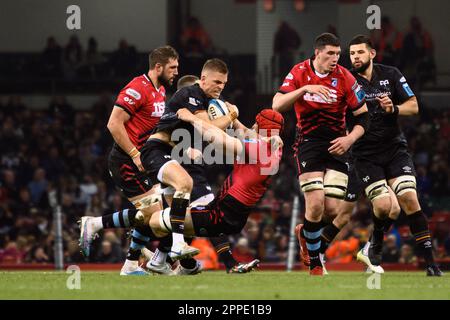 Cardiff, Wales. 22. April 2023 James Bothom tritt Gareth Anscombe beim Rugby-Spiel Ospreys gegen Cardiff im Fürstentum-Stadion in Cardiff, Wales, am URC Welsh Shield Judgement Day entgegen. Kredit: Sam Hardwick/Alamy Live News. Stockfoto