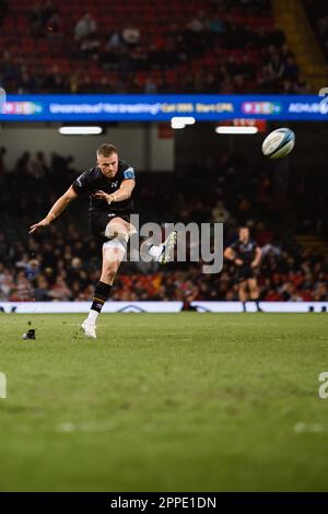 Cardiff, Wales. 22. April 2023 Gareth Anscombe tritt beim Rugby-Spiel Ospreys gegen Cardiff Rugby am URC Welsh Shield Judgement Day im Principality Stadium in Cardiff, Wales, für eine Conversion ein. Kredit: Sam Hardwick/Alamy Live News. Stockfoto