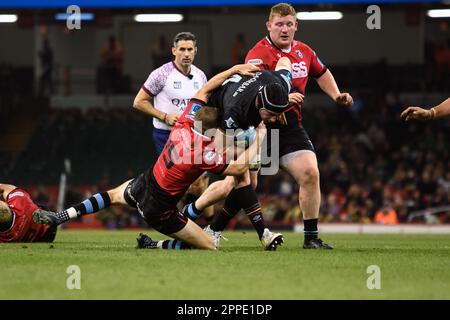 Cardiff, Wales. 22. April 2023 Rhys Priestland greift Adam Beard beim Rugby-Spiel Ospreys gegen Cardiff im Fürstentum-Stadion in Cardiff, Wales, am URC Welsh Shield Judgement Day an. Kredit: Sam Hardwick/Alamy Live News. Stockfoto