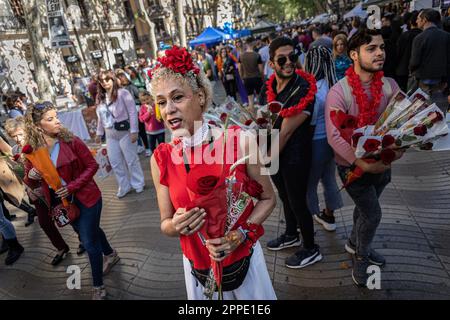 Barcelona, Spanien. 23. April 2023. Straßenverkäufer versuchen, während des Tages von „Sant Jordi“ in der Mitte von Las Ramblas Rosen zu verkaufen. Jeden 23. April feiert Katalonien eine der wichtigsten Traditionen des Gebiets, den Tag des „Sant Jordi“. An diesem Tag tauschen Katalonier Bücher und Rosen mit ihren Lieben aus. Liebe und Literatur werden in ganz Katalonien gefeiert. Kredit: SOPA Images Limited/Alamy Live News Stockfoto