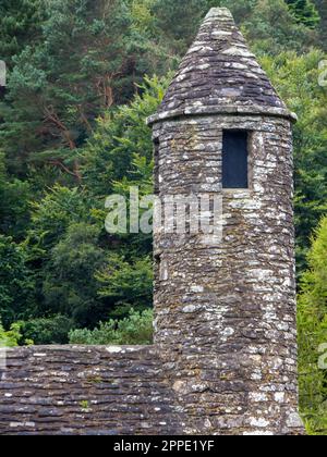 Der Turm der antiken Saint Kevin's Kitchen in Glendalough Monastic City im Wicklow Mountains-Nationalpark, Irland. Stockfoto