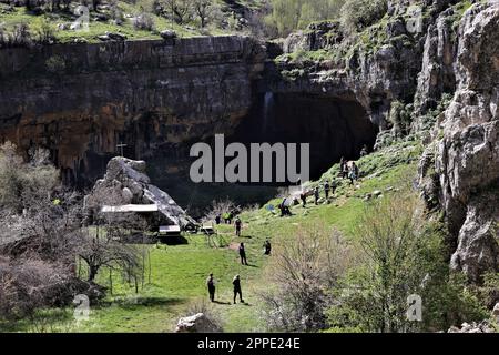 Beirut, Libanon. 23. April 2023. Menschen wandern im Baatara Schlagloch im Dorf Balaa, Batroun District, Libanon, 23. April 2023. Das Baatara-Schlagloch, auch bekannt als Balaa-Schlucht, befindet sich im Dorf Balaa in Tannourine im Viertel Batroun im Libanon. Kredit: Liu Zongya/Xinhua/Alamy Live News Stockfoto