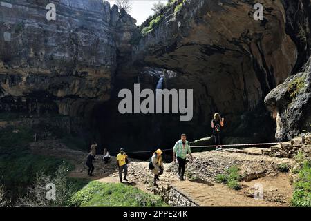 Beirut, Libanon. 23. April 2023. Menschen wandern im Baatara Schlagloch im Dorf Balaa, Batroun District, Libanon, 23. April 2023. Das Baatara-Schlagloch, auch bekannt als Balaa-Schlucht, befindet sich im Dorf Balaa in Tannourine im Viertel Batroun im Libanon. Kredit: Liu Zongya/Xinhua/Alamy Live News Stockfoto