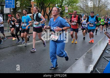 London, Großbritannien. 23. April 2023. Ein Läufer, der medizinische Scheuertücher trägt, fährt entlang der Jamaica Road, der 11. Meile der 26,2 Meilen langen Strecke. Der London Marathon kehrt im Frühjahr zu seinem ursprünglichen Zeitplan zurück, nachdem er während der Covid-Pandemie in den Herbst verlegt wurde und 47.000 Läufer auf die Straße gingen. Kredit: Elfte Stunde Fotografie/Alamy Live News Stockfoto