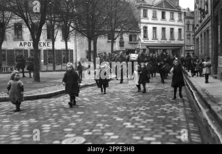 Armeeband aus der 165. Infanterie marschiert 1919 in einer deutschen Stadt während der alliierten Besetzung des Rheinlandes. Nach WW1 besetzten die Alliierten das linke Rheinufer 11 Jahre lang. Stockfoto