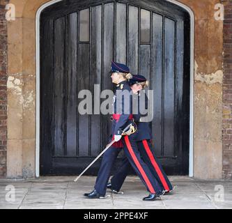 London, Großbritannien. 23. April 2023. TCS 2023 London Marathon; zwei Kavallerieoffiziere marschieren zur Ziellinie auf dem Mall Credit: Action Plus Sports/Alamy Live News Stockfoto