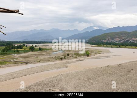 Blick von oben auf den überfluteten Fluss nach dem Sturm im swat-Tal Pakistans Stockfoto