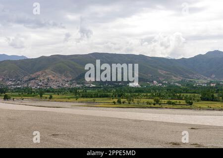 Wunderschöne Landschaft mit grünen Weizenfeldern über einem Fluss auf dem Land Pakistans Stockfoto