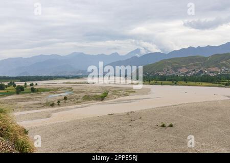 Luftaufnahme eines Flusses in der Frühlingssaison 2023 im Swat Valley, Khyber Pakhtunkhwa, Pakistan Stockfoto