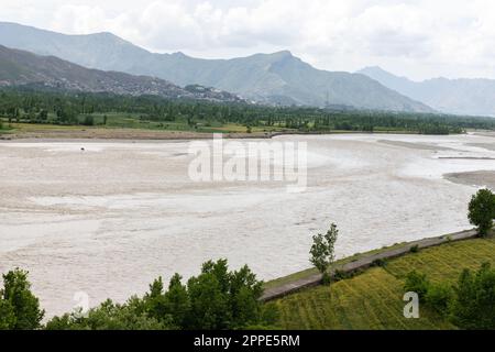 Blick von oben auf einen überfluteten Fluss in der Landschaft Pakistans Stockfoto