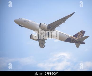 New Delhi, Indien, April 16 2023 - Vistara Airbus A320 NEO startet vom Indra Gandhi International Airport Delhi, Vistara Inlandflugzeug Stockfoto