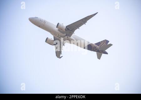 New Delhi, Indien, April 16 2023 - Vistara Airbus A320 NEO startet vom Indra Gandhi International Airport Delhi, Vistara Inlandflugzeug Stockfoto