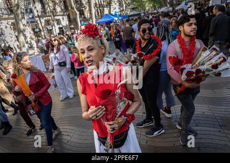 Barcelona, Spanien. 23. April 2023. Straßenverkäufer versuchen, während des Tages von „Sant Jordi“ in der Mitte von Las Ramblas Rosen zu verkaufen. Jeden 23. April feiert Katalonien eine der wichtigsten Traditionen des Gebiets, den Tag des „Sant Jordi“. An diesem Tag tauschen Katalonier Bücher und Rosen mit ihren Lieben aus. Liebe und Literatur werden in ganz Katalonien gefeiert. (Foto von Axel Miranda/SOPA Images/Sipa USA) Guthaben: SIPA USA/Alamy Live News Stockfoto