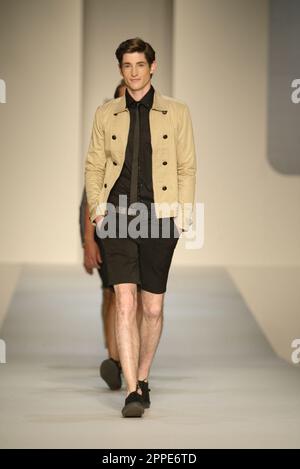 Model das Kaufhaus Myer präsentiert am zweiten Tag des Rosemount Sydney Fashion Festival die Frühjahrs-/Sommerkollektion 2010/11 mit Designs von Fernando Frisoni, Cozi, Leona Edmiston, Jayson Brusdon, Nicola Finetti und anderen bekannten australischen Modedesignern. Sydney Town Hall, Sydney, Australien - 24.08.10 Stockfoto