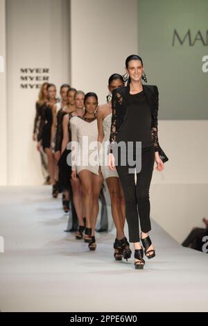 Model das Kaufhaus Myer präsentiert am zweiten Tag des Rosemount Sydney Fashion Festival die Frühjahrs-/Sommerkollektion 2010/11 mit Designs von Fernando Frisoni, Cozi, Leona Edmiston, Jayson Brusdon, Nicola Finetti und anderen bekannten australischen Modedesignern. Sydney Town Hall, Sydney, Australien - 24.08.10 Stockfoto