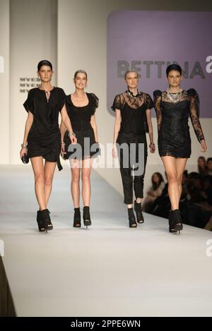 Model das Kaufhaus Myer präsentiert am zweiten Tag des Rosemount Sydney Fashion Festival die Frühjahrs-/Sommerkollektion 2010/11 mit Designs von Fernando Frisoni, Cozi, Leona Edmiston, Jayson Brusdon, Nicola Finetti und anderen bekannten australischen Modedesignern. Sydney Town Hall, Sydney, Australien - 24.08.10 Stockfoto