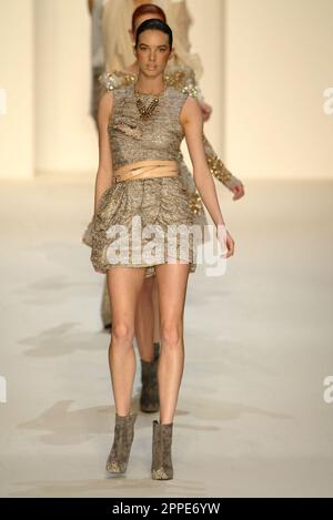 Model das Kaufhaus Myer präsentiert am zweiten Tag des Rosemount Sydney Fashion Festival die Frühjahrs-/Sommerkollektion 2010/11 mit Designs von Fernando Frisoni, Cozi, Leona Edmiston, Jayson Brusdon, Nicola Finetti und anderen bekannten australischen Modedesignern. Sydney Town Hall, Sydney, Australien - 24.08.10 Stockfoto