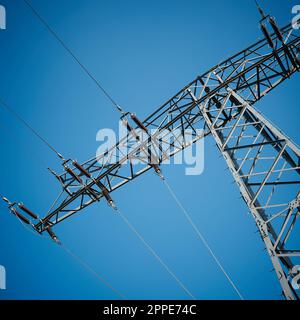 Strommast in deutschland zur Leitung von Elektrizität über große Entfernungen Stockfoto