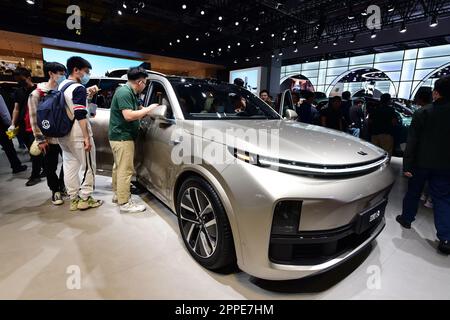 LI AUTO L8 wird auf der Shanghai Auto Show 2023 in Shanghai, China, am 21. April 2023 gesehen. LI Intelligent Driving ist in AD max und AD Pro unterteilt Stockfoto