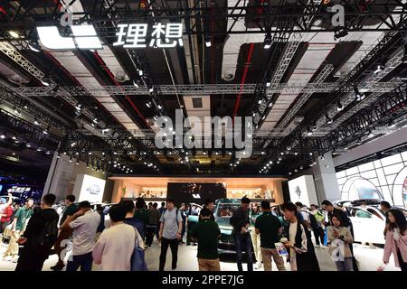 Besucher besuchen den Stand von LI AUTO auf der Shanghai Auto Show 2023 in Shanghai, China, am 21. April 2023. LI Intelligentes Fahren ist in AD max A unterteilt Stockfoto