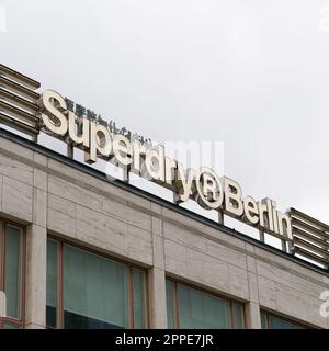 Firmenlogo der britischen Textilkette Superdry auf dem Dach eines Geschäfts in Berlin Stockfoto