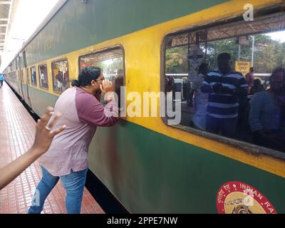 indischer Bahnhof, indischer Zug, thrissur Bahnhof, Bahn, Reise, Eisenbahntransport in indien, indien, indischer Bahnhof, Menschenmenge, Pendelverkehr Stockfoto