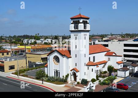 COSTA MESA, KALIFORNIEN - 23. April 2023: Die erste United Methodist Church in der 19. Street, neben dem Triangle Square. Stockfoto