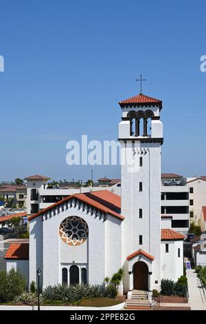 COSTA MESA, KALIFORNIEN - 23. April 2023: Die erste United Methodist Church in der 19. Street, neben dem Triangle Square. Stockfoto
