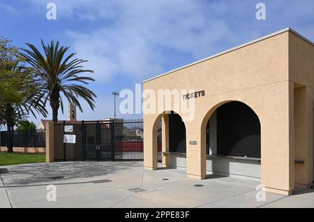 HUNTINGTON BEACH, KALIFORNIEN - 23. April 2023: Ticketschalter am Cap Sheue Field auf dem Campus der Huntington Beach High School. Stockfoto