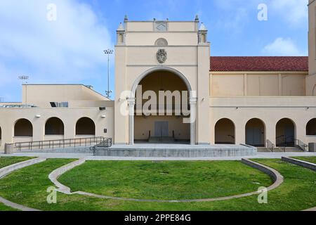 HUNTINGTON BEACH, KALIFORNIEN - 23. April 2023: Amphitheater auf dem Campus der Huntington Beach High School. Stockfoto