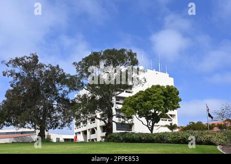 HUNTINGTON BEACH, KALIFORNIEN - 23. April 2023: Huntington Beach City Hall vom Park. Stockfoto