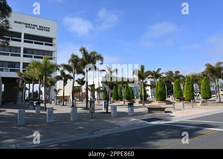 HUNTINGTON BEACH, KALIFORNIEN - 23. April 2023: Huntington Beach Civic Center mit Polizeigebäude. Stockfoto