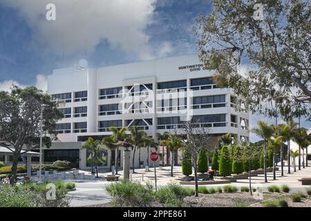 HUNTINGTON BEACH, KALIFORNIEN - 23. April 2023: Huntington Beach Civic Center an der Main Street. Stockfoto