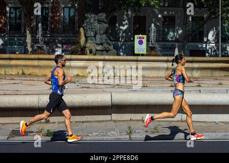 Madrid, Spanien. 23. April 2023. Marta Galimany (R) beendet das Rennen als erste spanische Klassifikation und Bronzemedaille während des Zürcher Rock 'n' Roll Running Series Madrid Marathon. Bei der Sportveranstaltung (Zürich Rock 'n' Roll Running Series Madrid Marathon) kamen mehr als 35.000 Läufer zusammen, darunter fast 10.000 ausländische Athleten aus 110 Ländern. Die Gewinnerinnen der Männer waren: Kusuro (2:10:29) und die Kenianer Sila Kiptoo (2:10:31) und Bernard Kimkemboi (2:10:32). (Foto: David Canales/SOPA Images/Sipa USA) Guthaben: SIPA USA/Alamy Live News Stockfoto