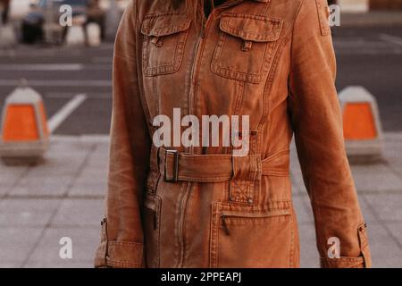 Modische Herbstjacke aus braunem Denim auf einer weiblichen Figur. Street-Style, lässige Modedetails Stockfoto