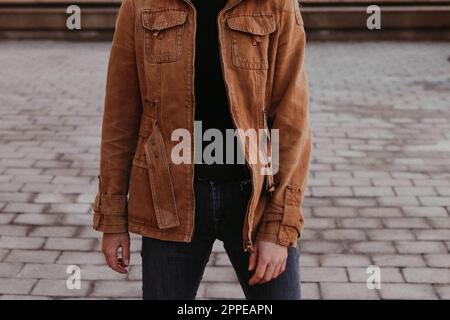 Weiblicher Body in stilvoller Herbstjacke und Jeans aus braunem Denim. Street-Style, lässige Modedetails Stockfoto