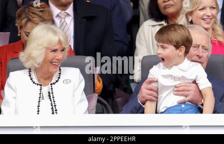 Aktenfoto vom 05.06/22, von der damaligen Herzogin von Cornwall lacht mit Prinz Louis während des Platinum Jubilee Pageant vor dem Buckingham Palace, London, am 4. Tag der Platinum Jubilee Feier für Königin Elizabeth II Die königliche Gemahlin wird neben ihrem Mann, dem König, gekrönt, ein symbolischer Moment, der Camillas Platz in der Geschichte der Monarchie besiegeln wird. Ausgabedatum: Montag, 24. April 2023. Stockfoto