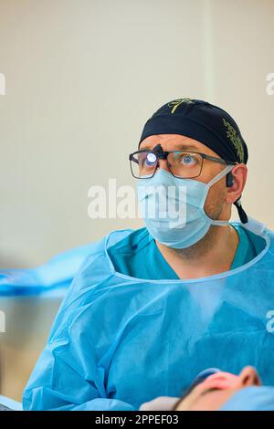 Plastischer Chirurg operiert einen Patienten im OP Stockfoto