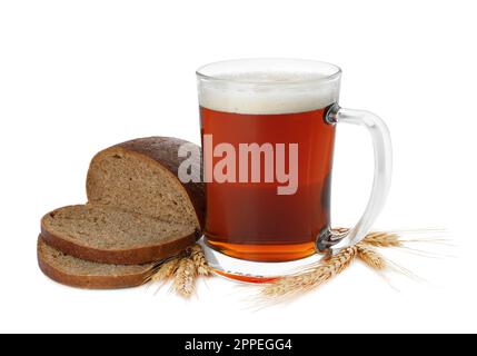 Köstlicher Kavass, Brot und Stacheln auf weißem Hintergrund Stockfoto