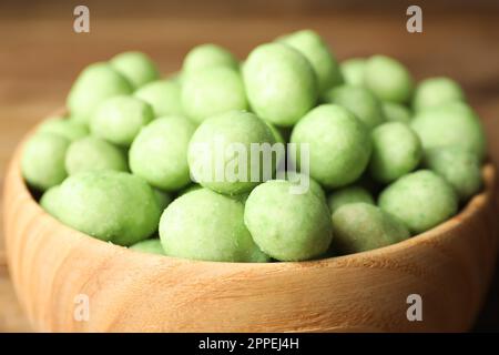 Leckere Wasabi-beschichtete Erdnüsse in der Schüssel, Nahaufnahme Stockfoto