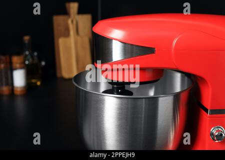 Moderner roter Standmixer auf der Arbeitsfläche in der Küche, Nahaufnahme Stockfoto