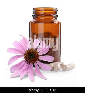 Flasche mit Vitaminpillen und wunderschöner Echinacea-Blume auf weißem Hintergrund Stockfoto