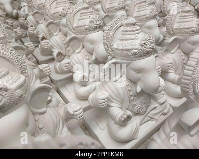 Ganesh, Ganpati Idol oder Murti Making Process, Workshop für die Herstellung von Idols von lord Ganesh für das bevorstehende Ganapati Festival in Indien. Stockfoto