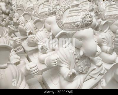 Ganesh, Ganpati Idol oder Murti Making Process, Workshop für die Herstellung von Idols von lord Ganesh für das bevorstehende Ganapati Festival in Indien. Stockfoto