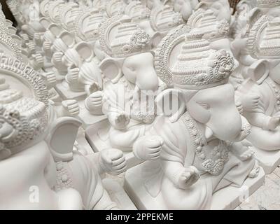 Ganesh, Ganpati Idol oder Murti Making Process, Workshop für die Herstellung von Idols von lord Ganesh für das bevorstehende Ganapati Festival in Indien. Stockfoto