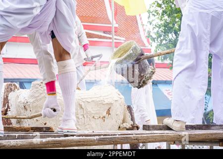Nonthaburi, Thailand - 17. AUG 2019 - Gießen von Thonglor Buddha Statuen im Samian Nari Tempel in Chatuchak, Bangkok, Thailand. Stockfoto