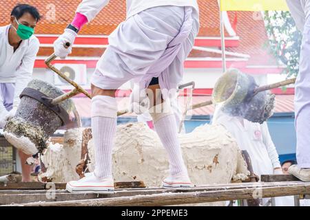 Nonthaburi, Thailand - 17. AUG 2019 - Gießen von Thonglor Buddha Statuen im Samian Nari Tempel in Chatuchak, Bangkok, Thailand. Stockfoto